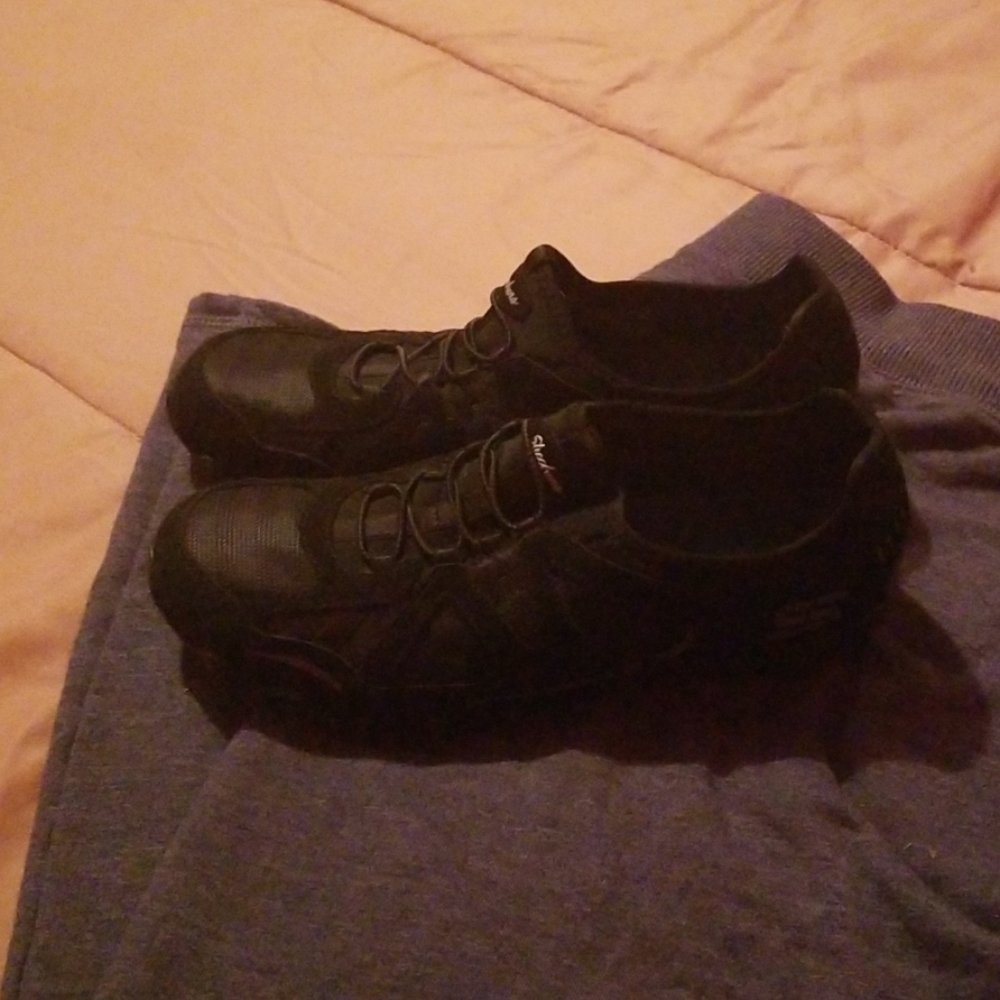 Tennis shoes